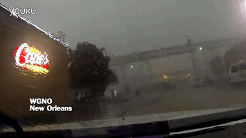 好可怕！大風把火車從橋上吹了下來