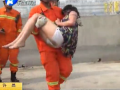 女子要跳樓 究竟為哪般？