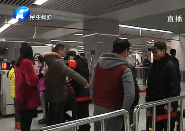 鄭州地鐵“長蛇陣” 原來因?yàn)檫@個……