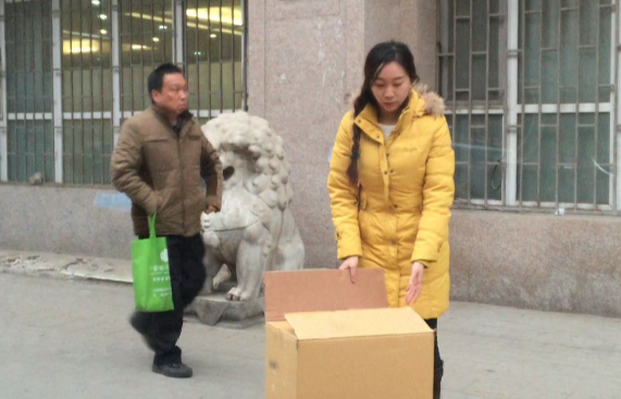 路遇行路艱難的人 你會(huì)出手嗎？