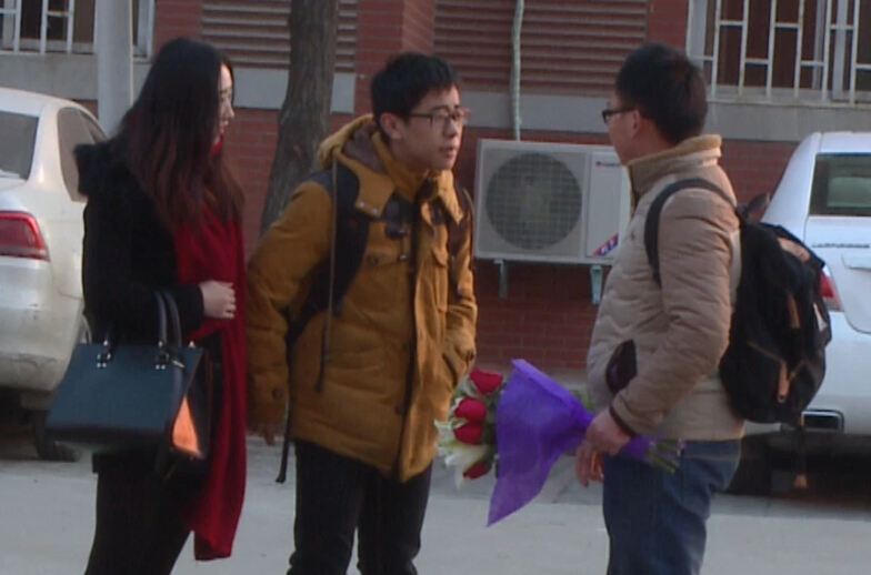 美女請(qǐng)你假裝其男友拒絕追求者，你會(huì)怎么辦？