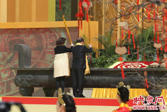 中國國民黨副主席蔣孝嚴(yán)及其夫人凈手上香 。映象網(wǎng)記者 邵恰 攝