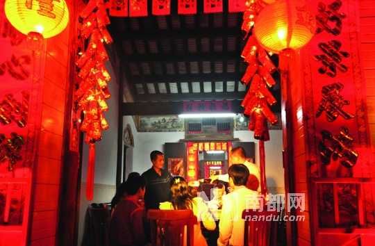 　　?？谌税殉Φ哪暌癸埛Q為“吃圍爐”。