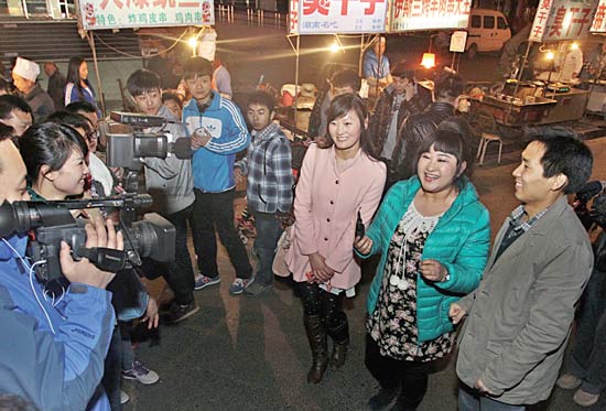 今報讀者“乖乖雁”（左）、“騎士牛仔”（右）和香香一起錄制《香香美食》