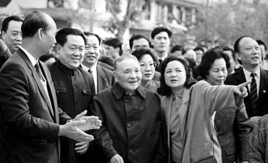 1992年，鄧小平南巡 圖片來自中國(guó)共產(chǎn)黨新聞網(wǎng)