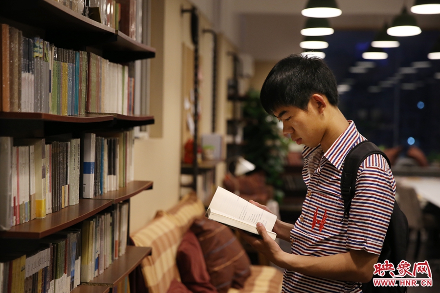 袁丙鵬，22歲，某大學(xué)大三學(xué)生：在適合的環(huán)境里看書(shū)，才能看出境界。