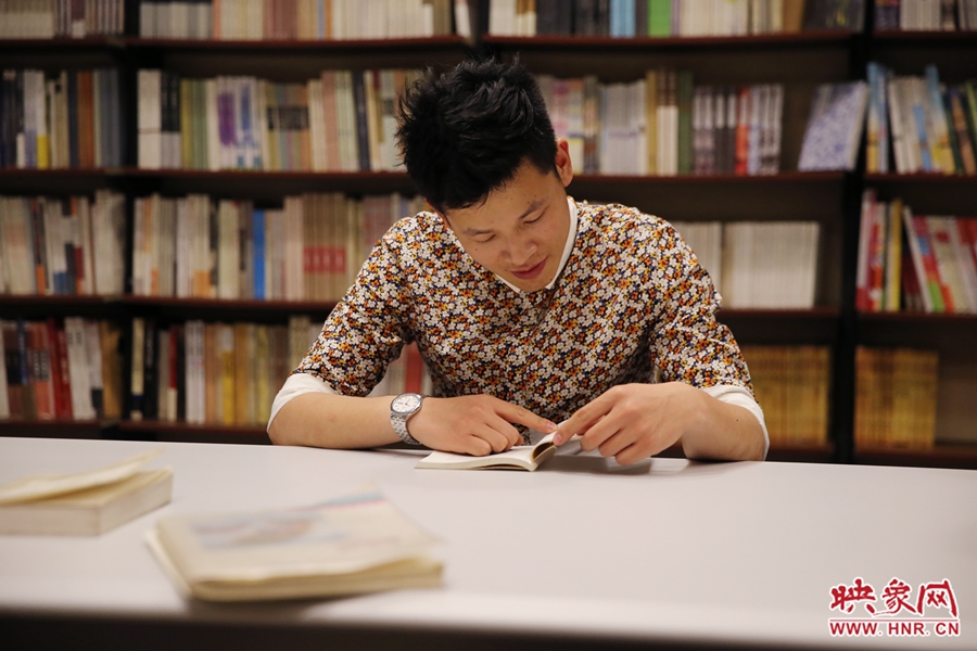 李恒，26歲，私營(yíng)業(yè)主：喜歡撫摸紙質(zhì)書(shū)的感覺(jué)。