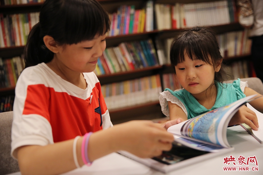 姐姐王藝茹，11歲，小學(xué)五年級(jí)學(xué)生；妹妹王有君，5歲：像喜歡看電視一樣喜歡看書(shū)。
