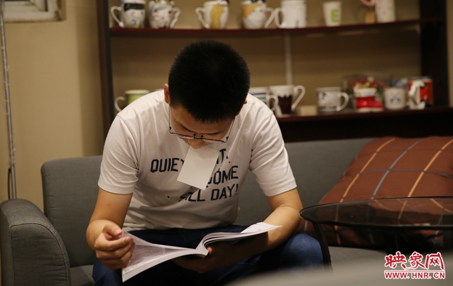 楊栗，22歲，某大學(xué)大三學(xué)生：喜歡這種看書(shū)的環(huán)境。