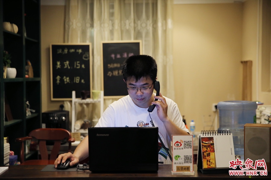 店長(zhǎng)小博，由于書(shū)店搬遷至此，經(jīng)常接詢問(wèn)地址的電話。