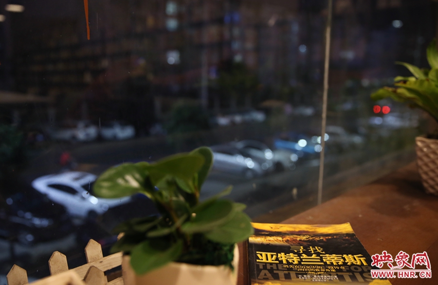 一扇窗，將喧鬧與寧?kù)o分割。