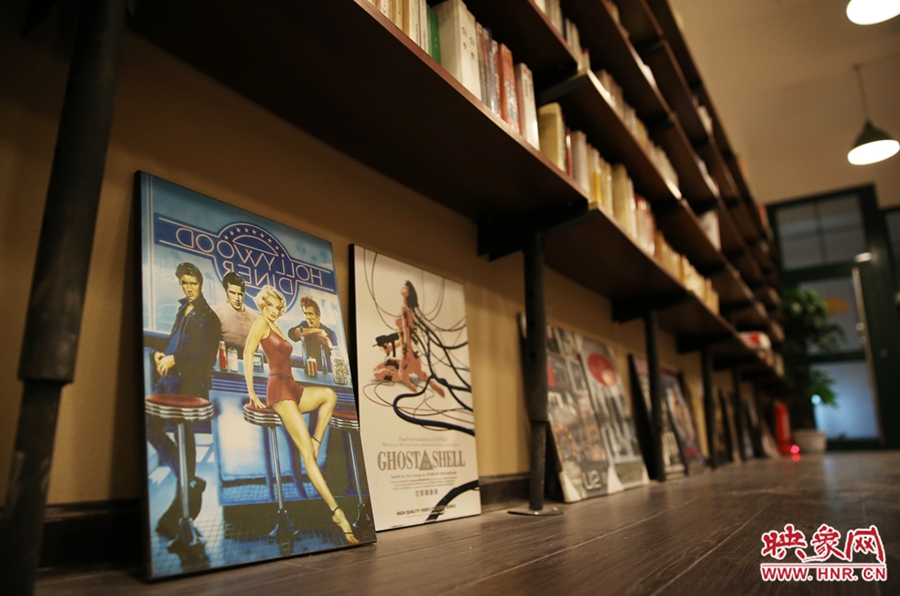 書(shū)店內(nèi)的書(shū)。