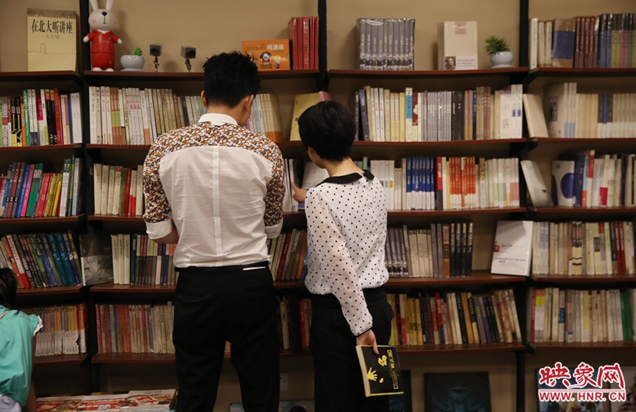 看書(shū)的人。
