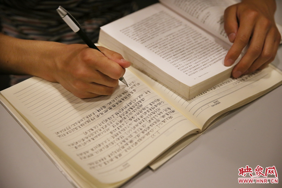 看書(shū)的人。