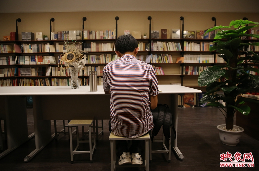 5月23日晚，鄭州一家24小時（周五、周六）書店營業(yè)。慕名而來的客人在看書。