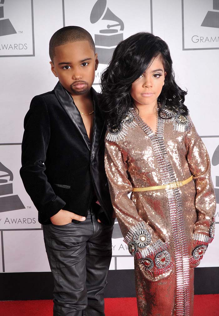 萌孩子穿同款服飾模仿格萊美明星 萌孩子穿同款服飾模仿格萊美明星