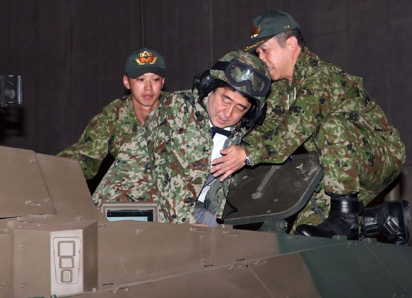 當(dāng)?shù)貢r(shí)間4月27日，日本千葉市，日本首相安倍晉三他身穿迷彩服頭戴鋼盔的登上展出中的日本陸上自衛(wèi)隊(duì)最新