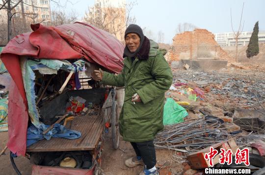 圖為老人向記者講述其生活狀況。周小云 攝
