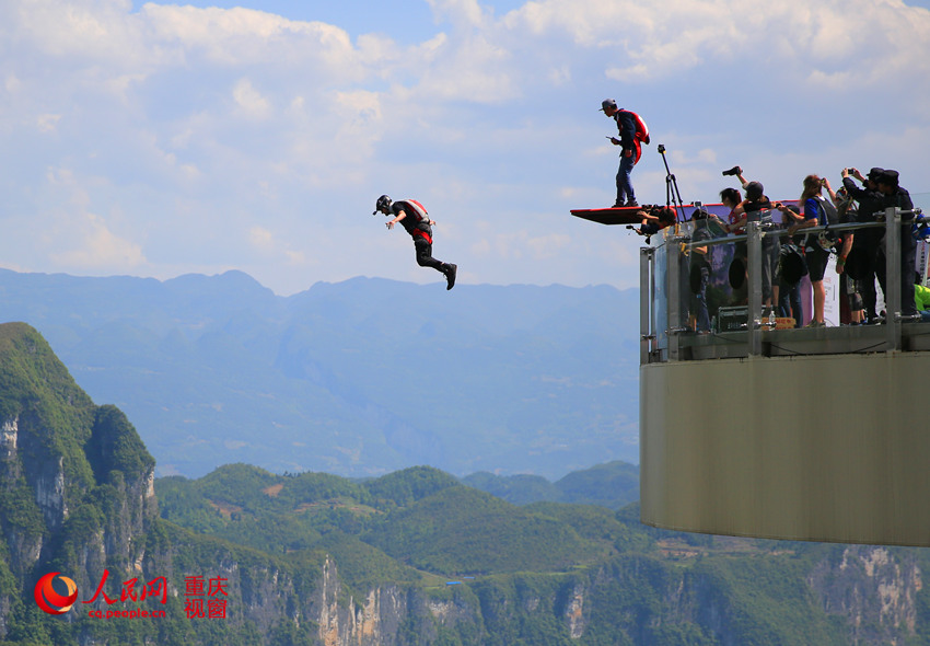 28日，2016世界低空跳傘大賽在重慶云陽龍缸景區(qū)正式開賽。圖為選手角逐中。劉政寧 攝