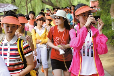 未名湖畔，游人紛紛拍照留念。