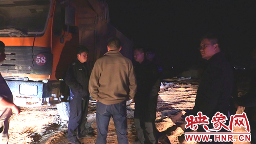 汝州市鐘樓街道依法查扣兩輛違法傾倒建筑垃圾車輛 汝州市鐘樓街道依法查扣兩輛違法傾倒建筑垃圾車輛